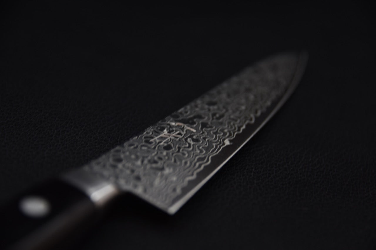 Couteau japonais à lame damassé, fond noir