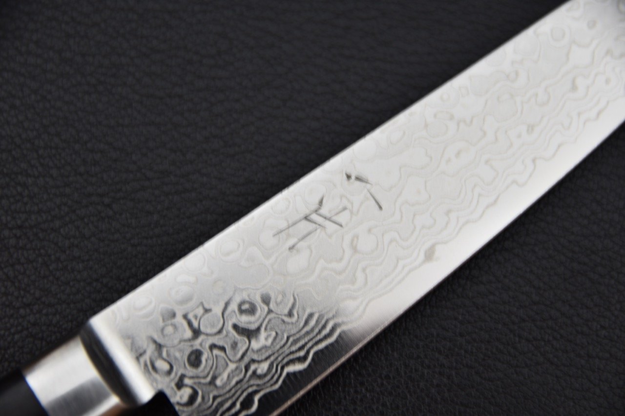 Couteau japonais avec motif damas et inscription gravée