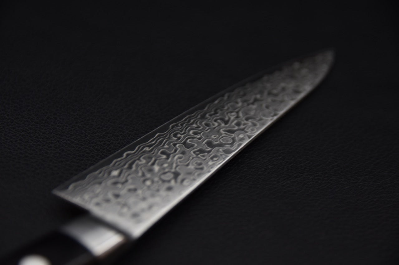 Couteau japonais avec motif damas sur la lame