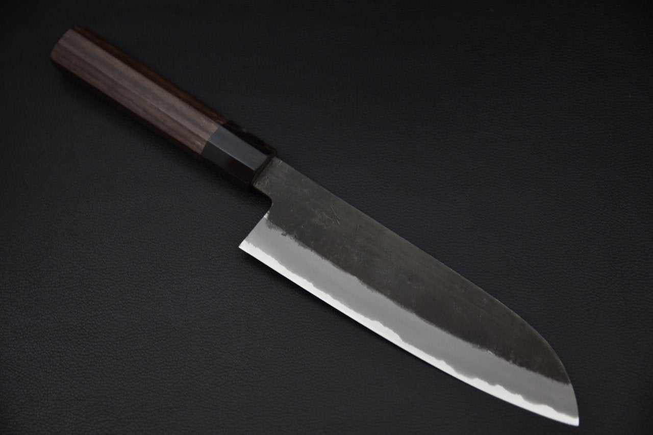 Couteau japonais avec manche en bois et lame kurouchi