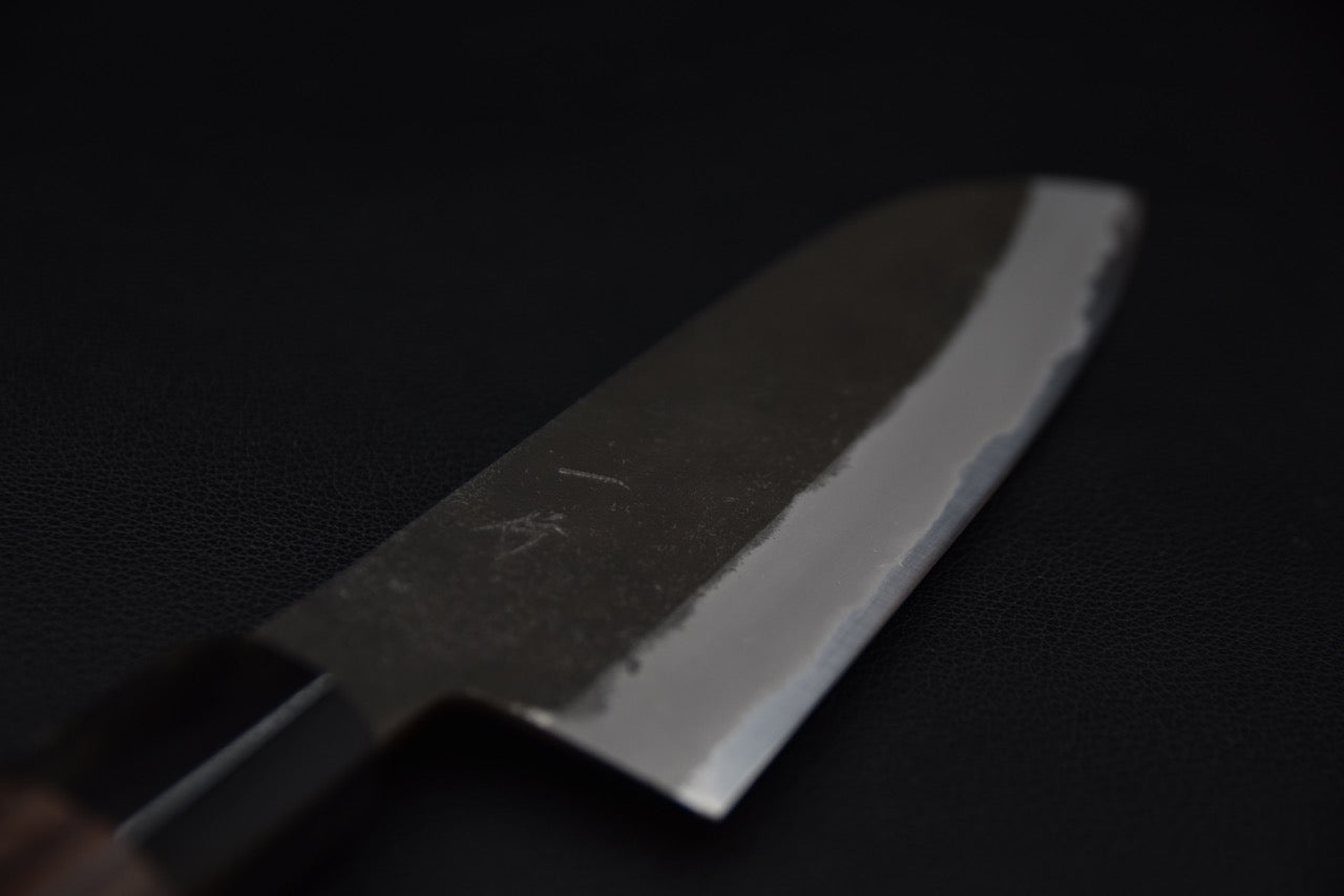 Couteau japonais avec lame polie sur fond noir