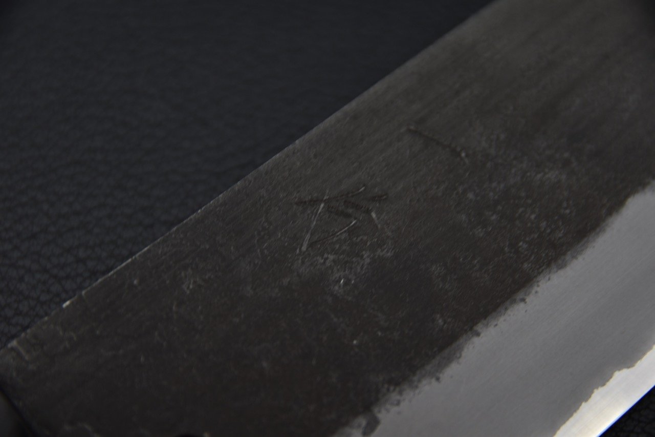 Couteau japonais avec une lame en acier gravée