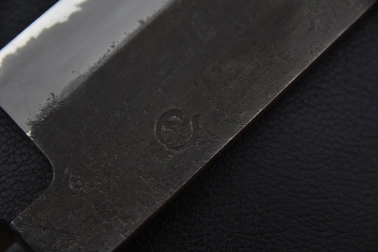 Couteau japonais avec une lame en métal patiné