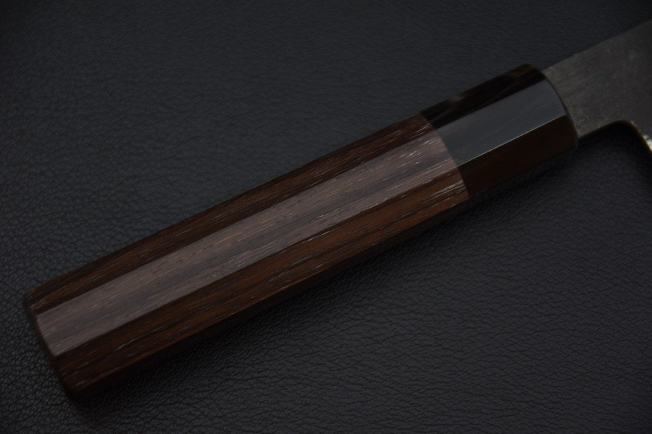 Poignée en bois sombre d'un couteau japonais