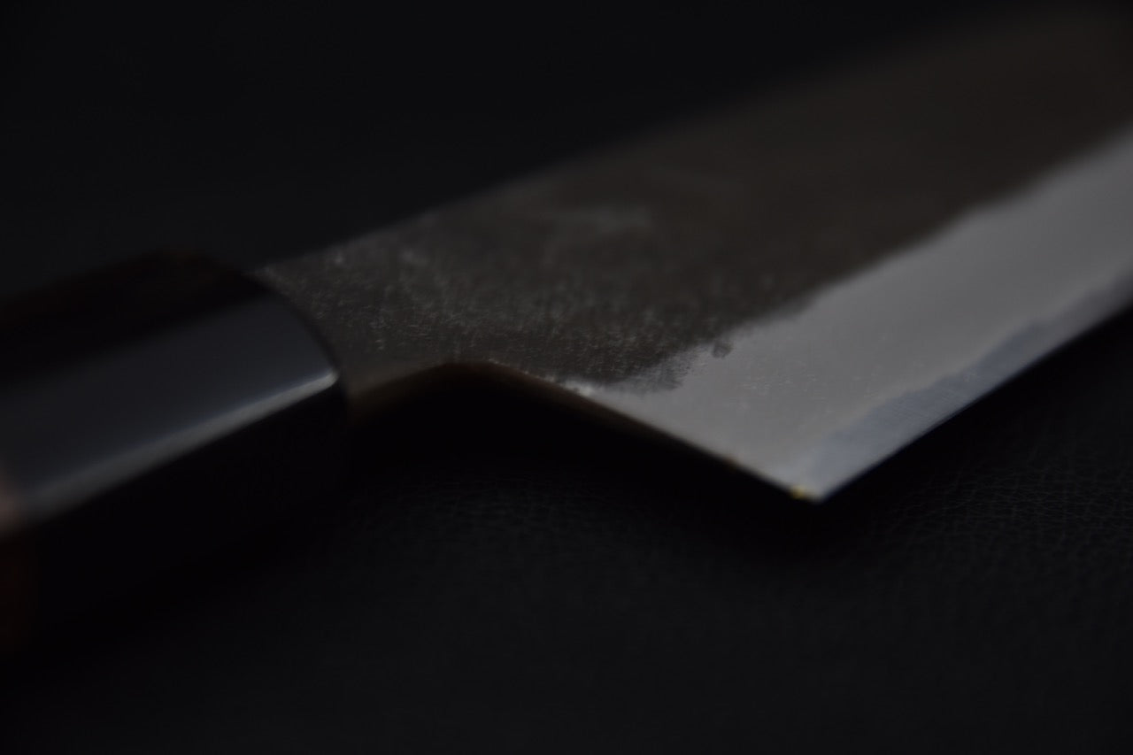 Couteau japonais avec lame en gros plan 