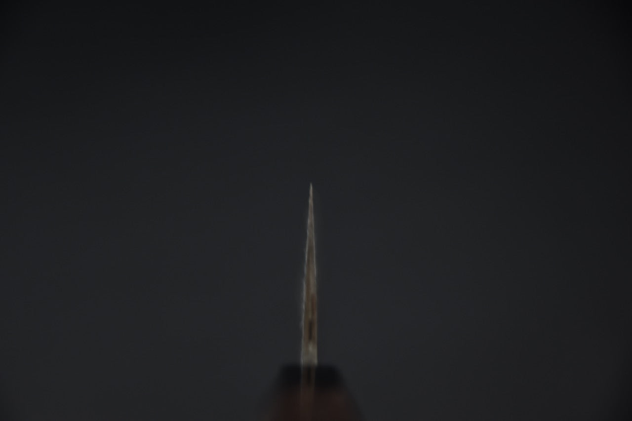 Couteau japonais vu de face sur fond sombre