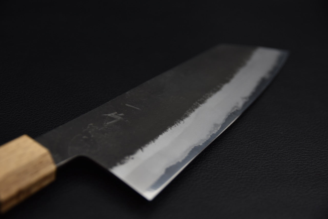 Couteau japonais bunka — profil droit et pointe k-tip, vue de côté