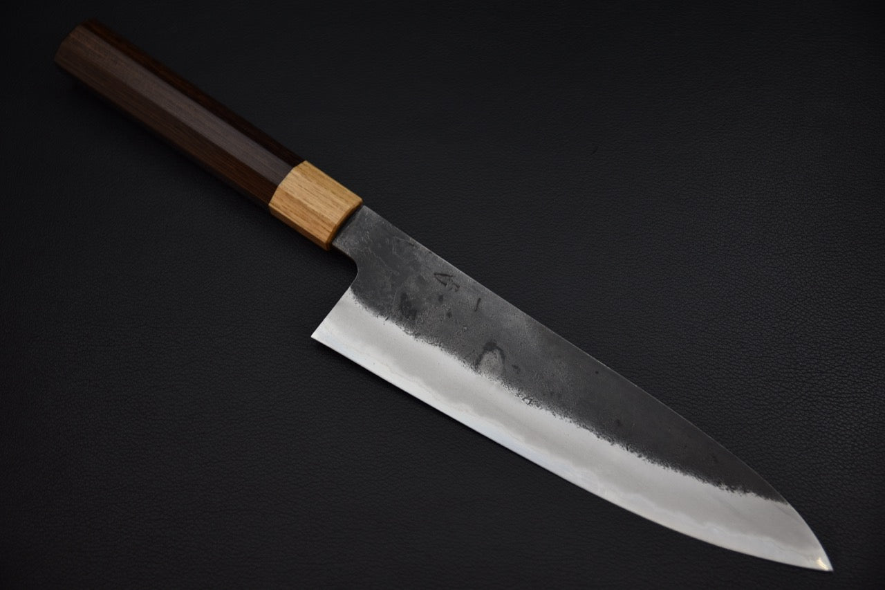 Gyuto japonais 210 mm Shirogami #2 sanmai — vue complète du couteau sur fond neutre