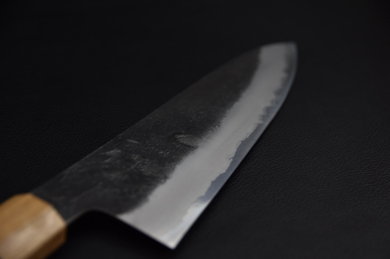 Gyuto japonais 210 mm — profil de lame, finition nashiji sur le jigane