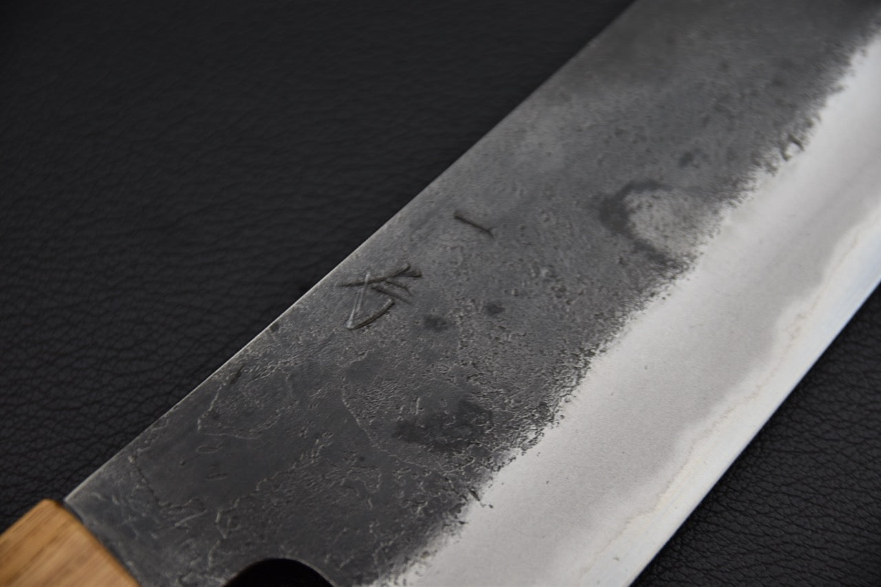 Couteau japonais gyuto — détail du tranchant poli et de la ligne hagane