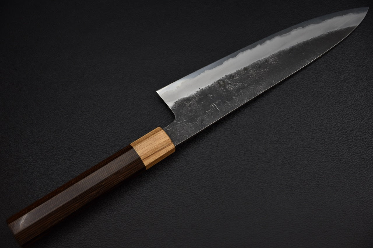 Gyuto japonais 210 mm — vue de la lame côté droit, texture nashiji visible