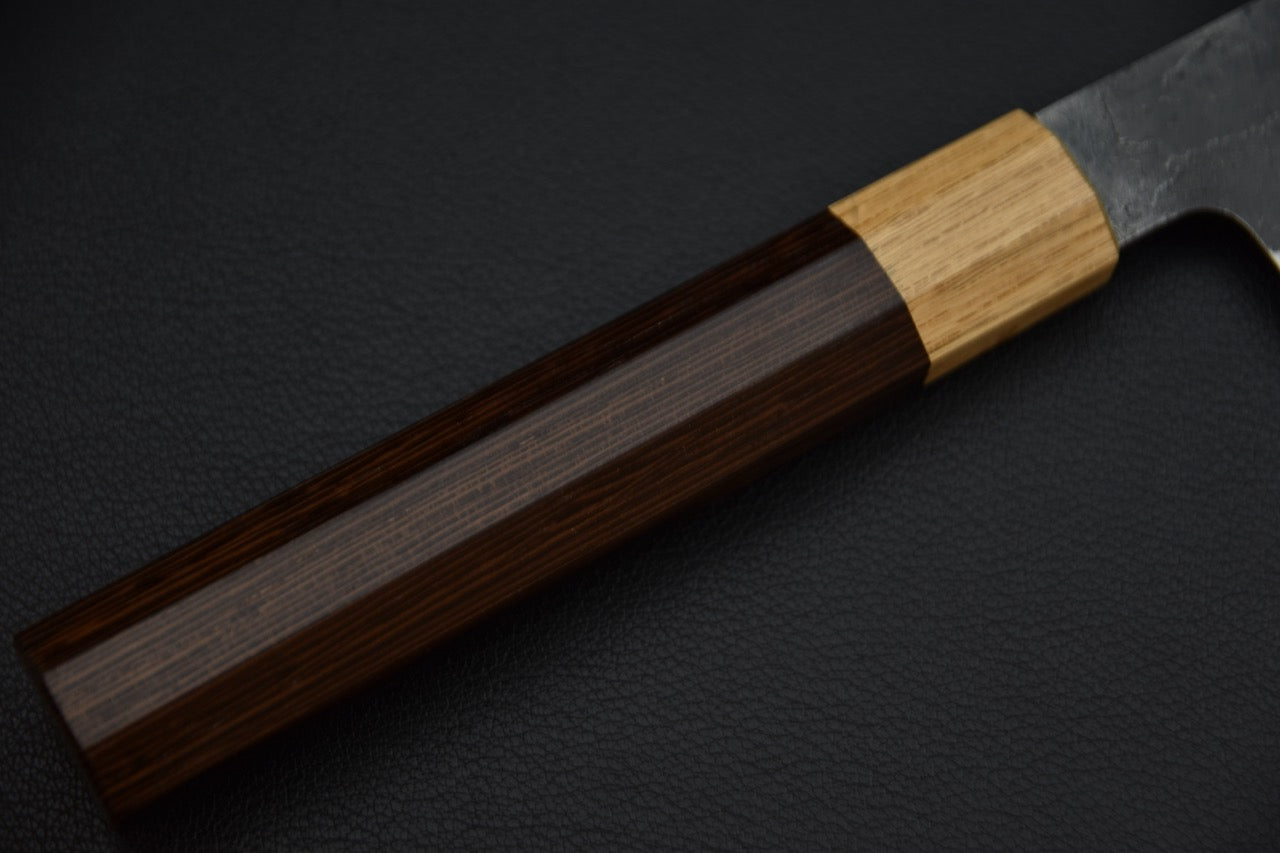 Couteau japonais gyuto sanmai — vue du talon de lame et du profil incurvé
