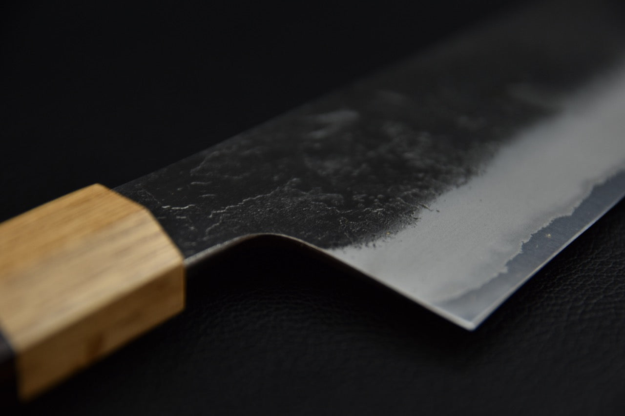 Gyuto japonais 210 mm — vue de la pointe de lame, finition nashiji et tranchant