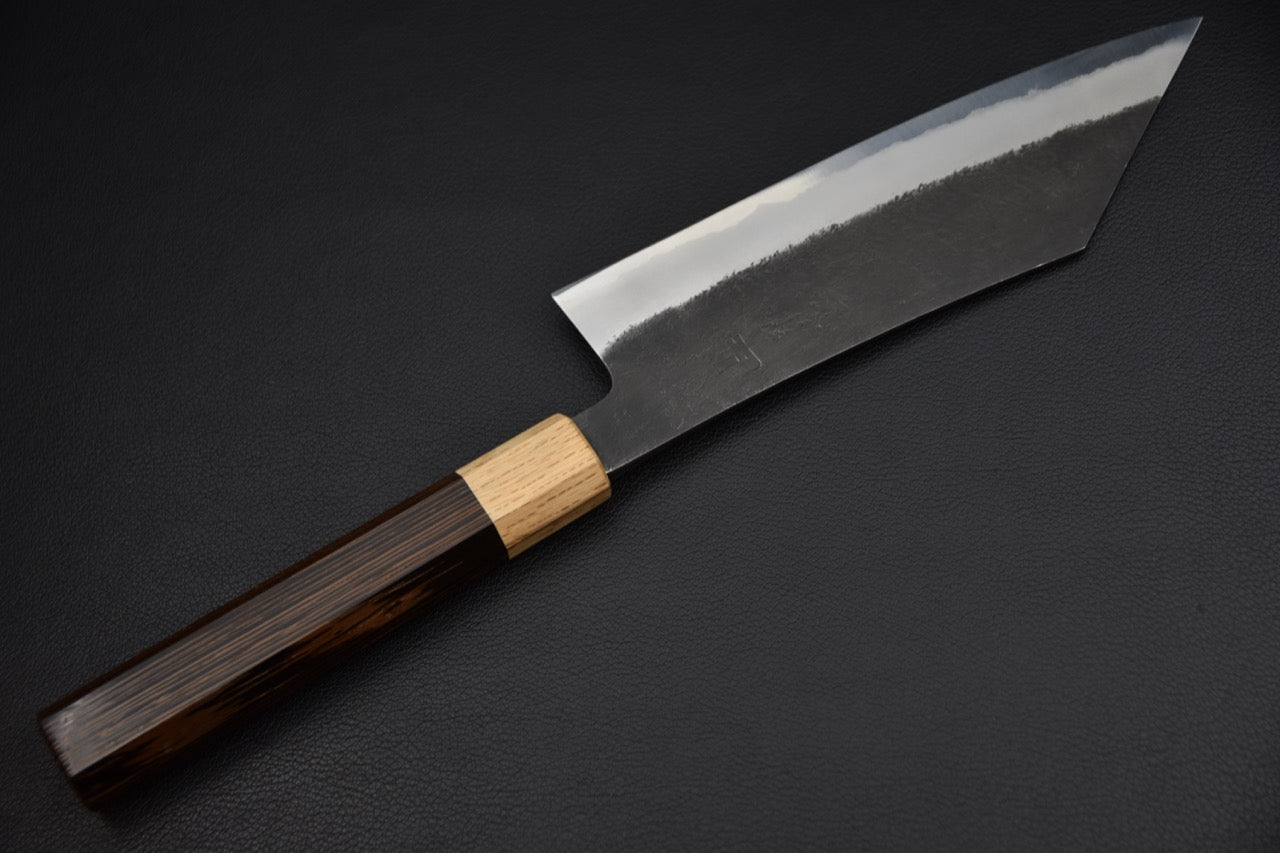 Couteau japonais 180 mm — vue du dos de lame, texture nashiji
