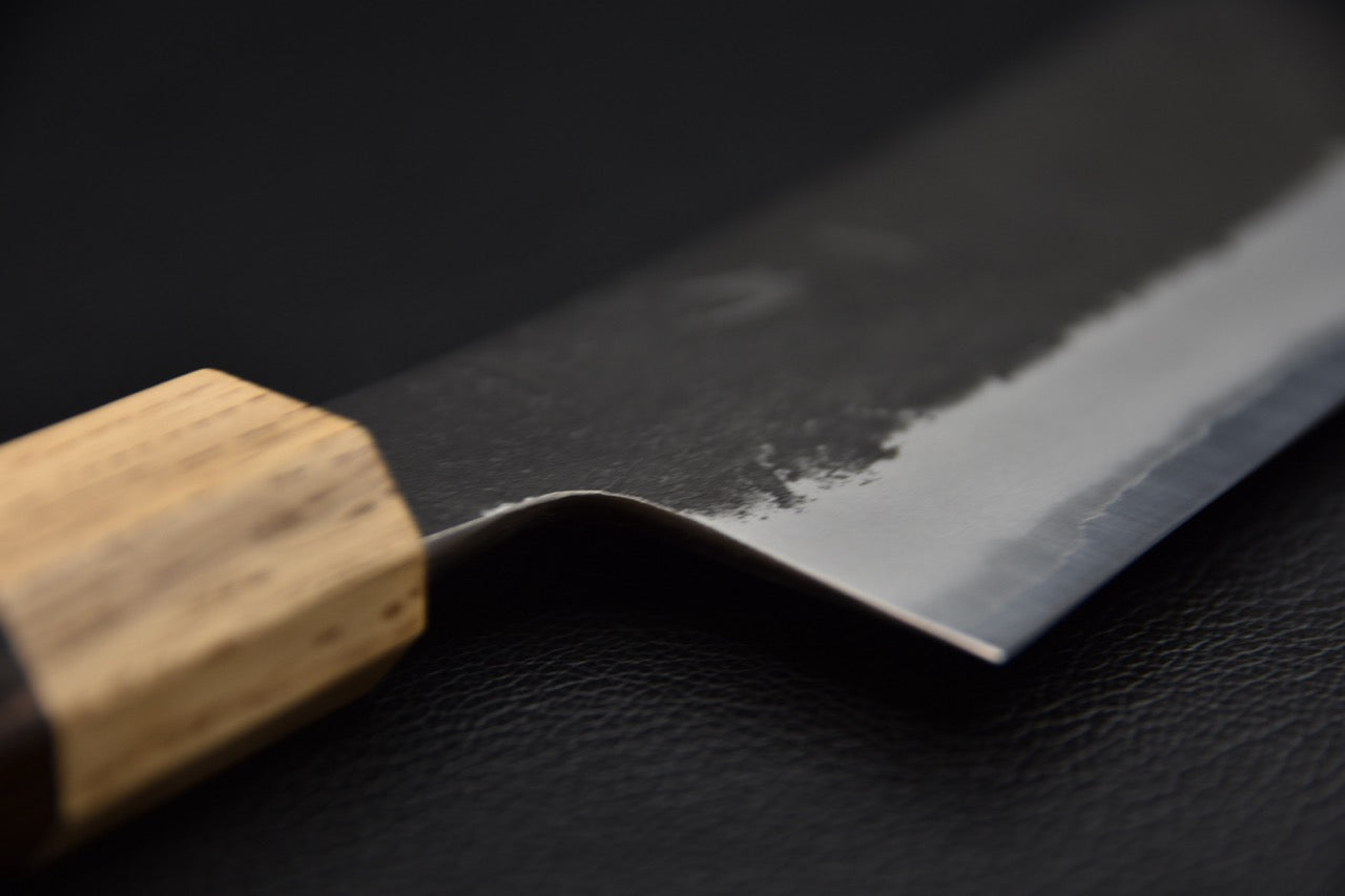 Couteau japonais Shirogami #2 — détail de la finition nashiji en lumière rasante