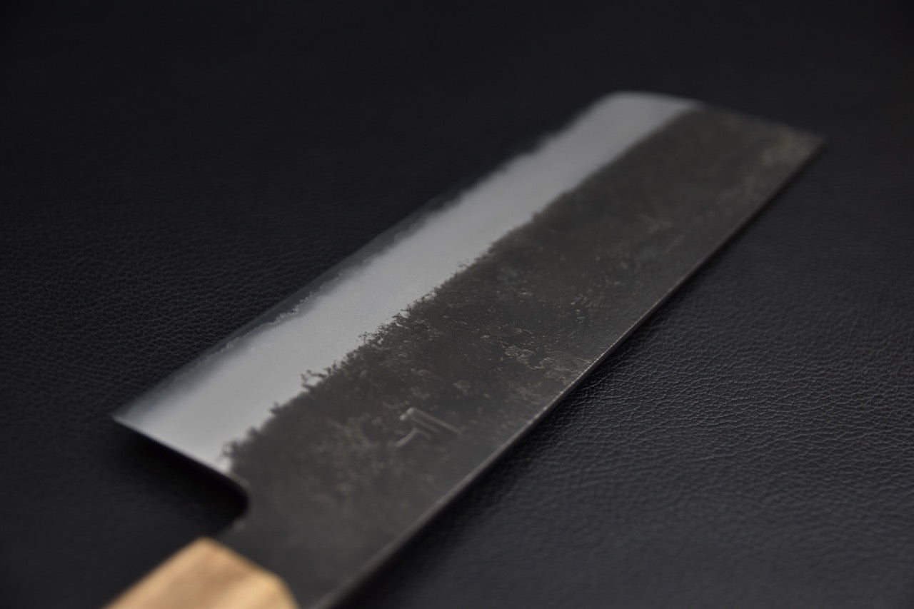 Nakiri couteau japonais — tranchant poli, contraste avec le corps nashiji