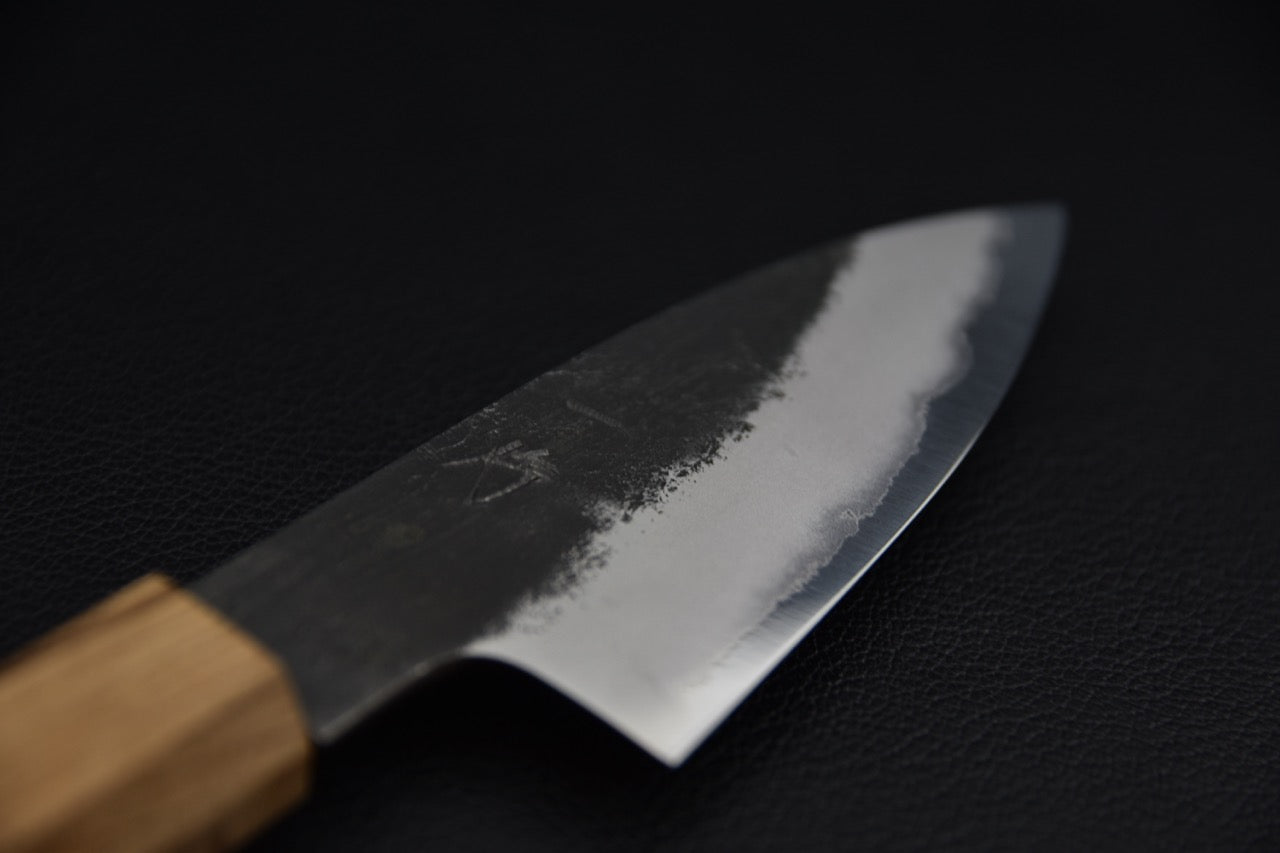 Couteau japonais petty — finition nashiji sur le jigane, vue de côté