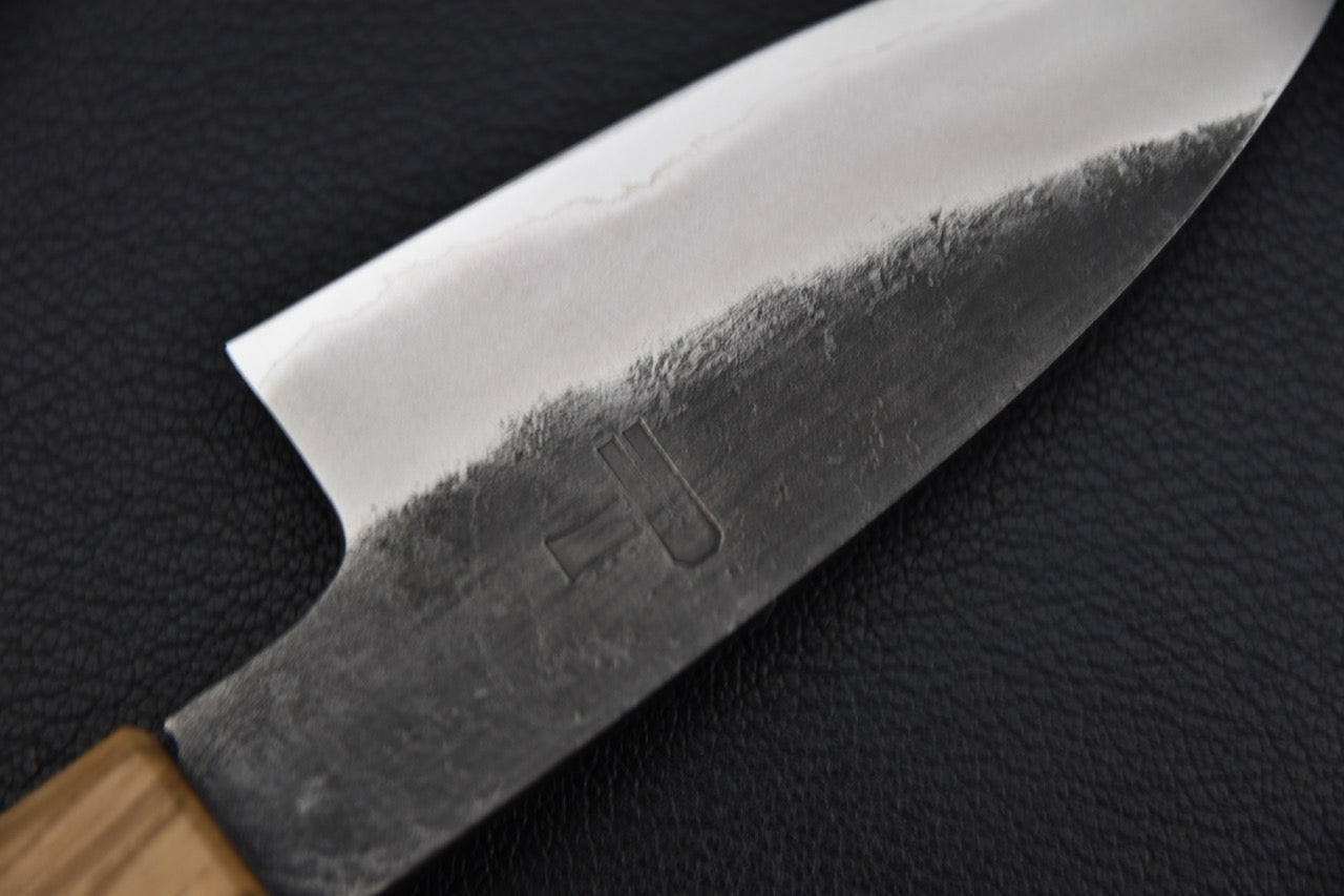 Couteau japonais petty 90 mm — vue du dos de la lame, finition nashiji