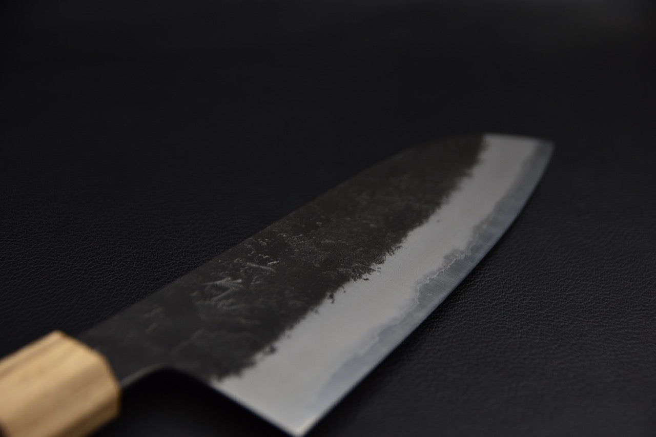 Couteau japonais santoku — finition nashiji sur le jigane, vue de côté