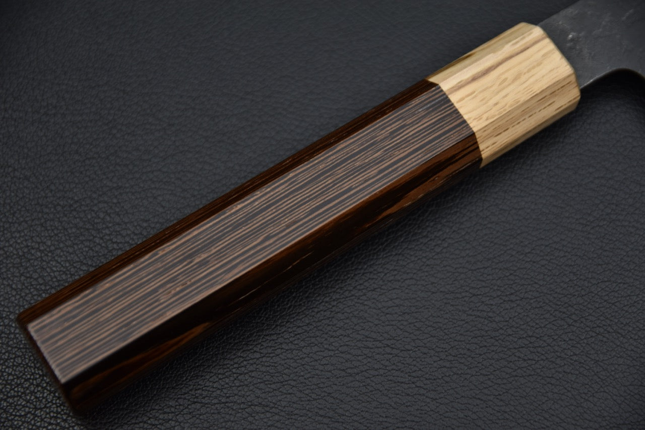 Couteau japonais santoku 180 mm — vue du dos de la lame, finition nashiji