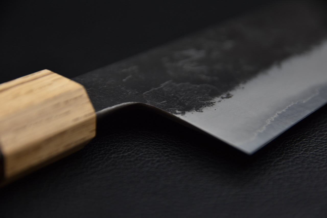 Santoku japonais Shirogami #2 — vue de la pointe arrondie, profil haut