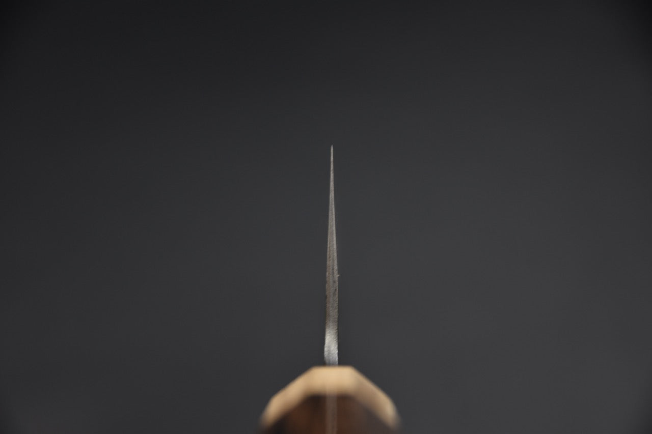 Couteau japonais santoku — vue d'ensemble sur fond neutre, construction sanmai