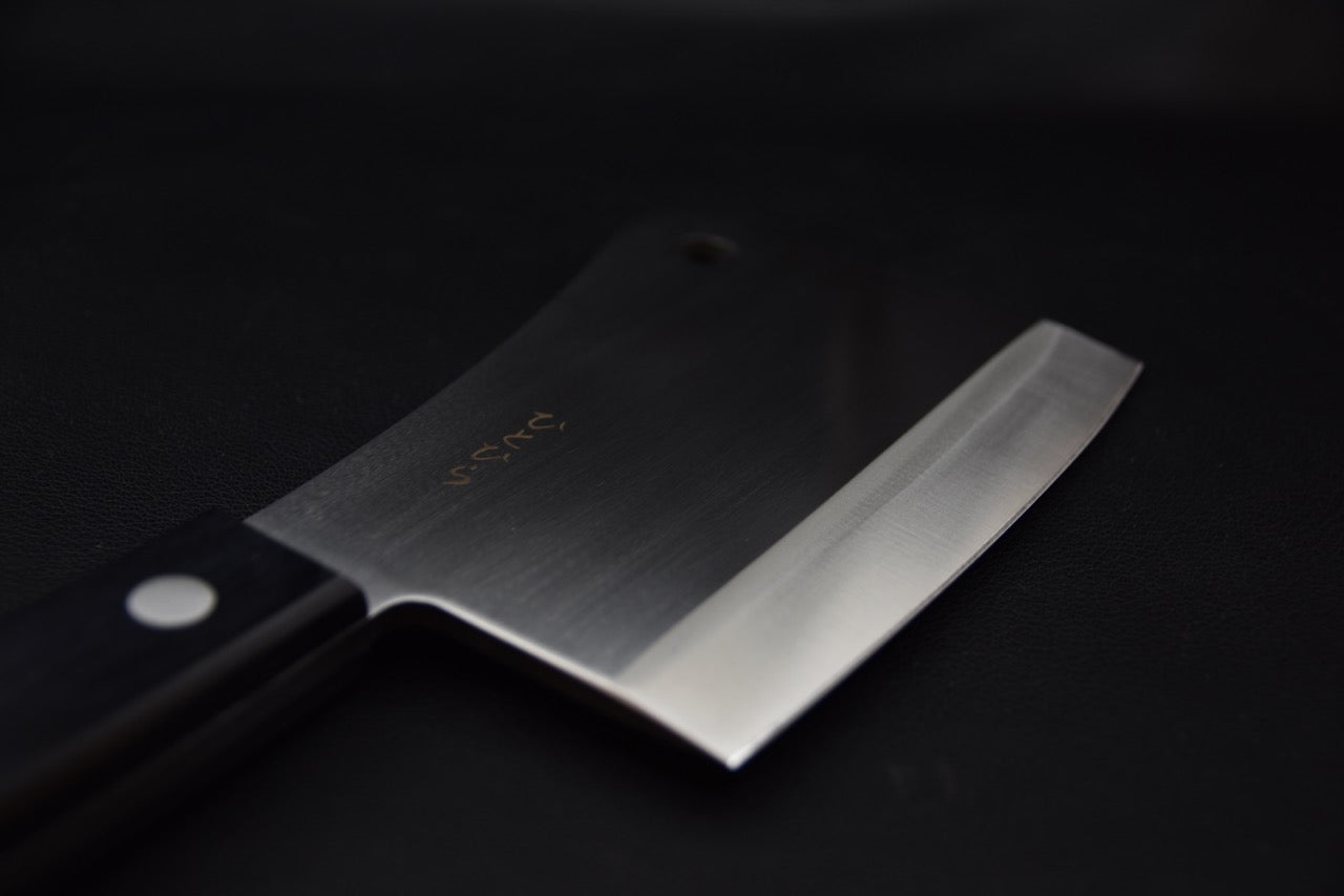 Couteau japonais avec manche noir et lame brillante