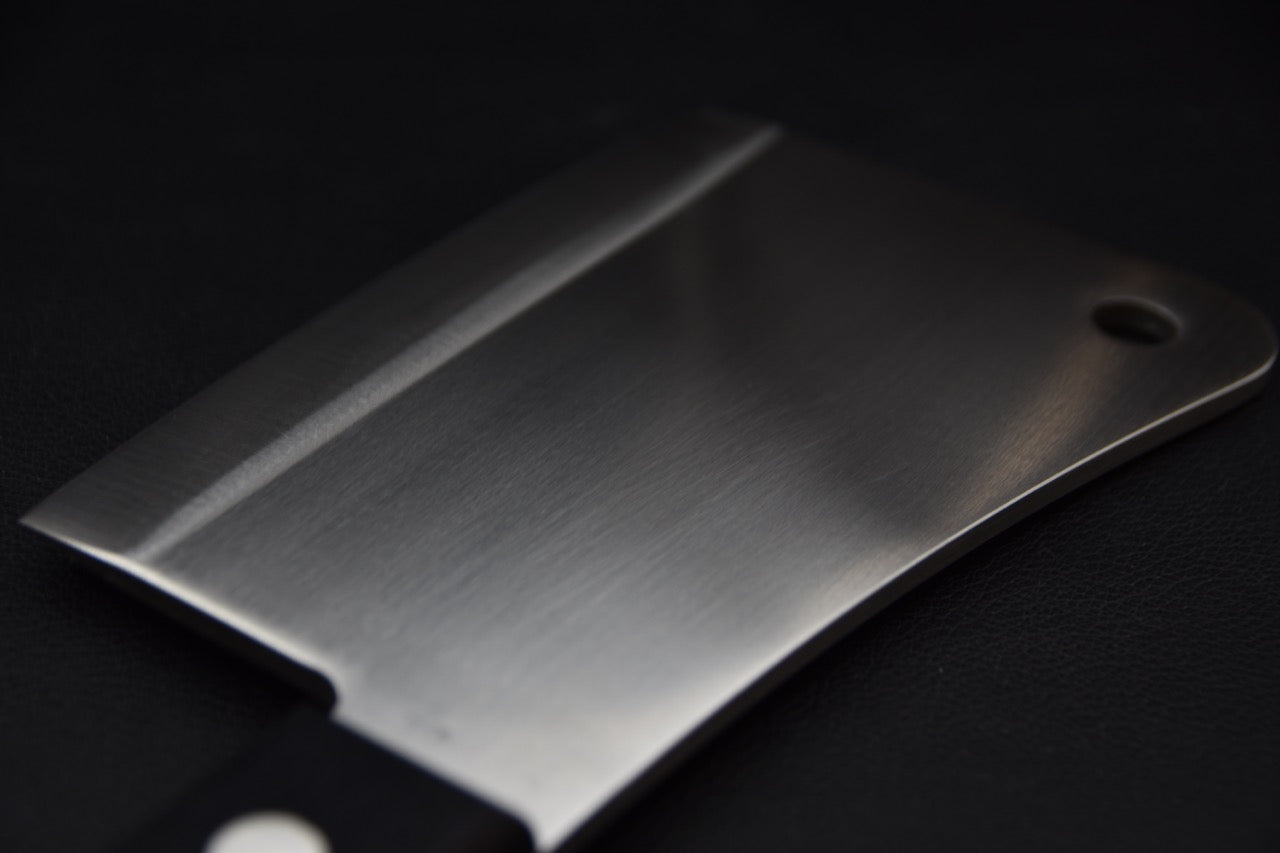 Couteau de cuisine japonais avec lame en acier brillant