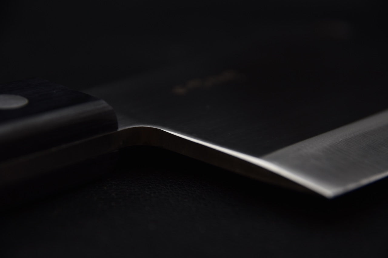 Couteau japonais avec lame métallique et manche sombre