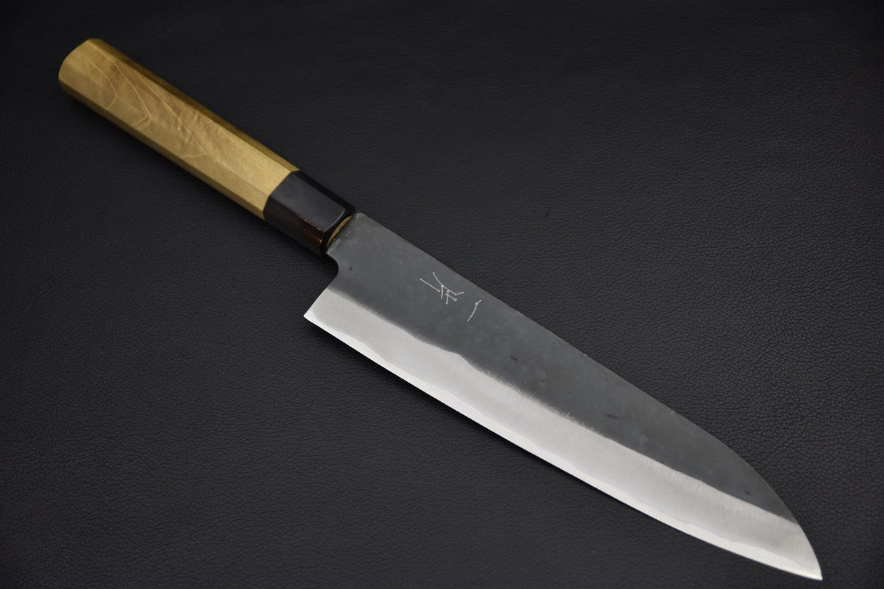 Couteau japonais Gyuto 210 mm — vue de profil complète, finition kurouchi et manche en noyer octogonal