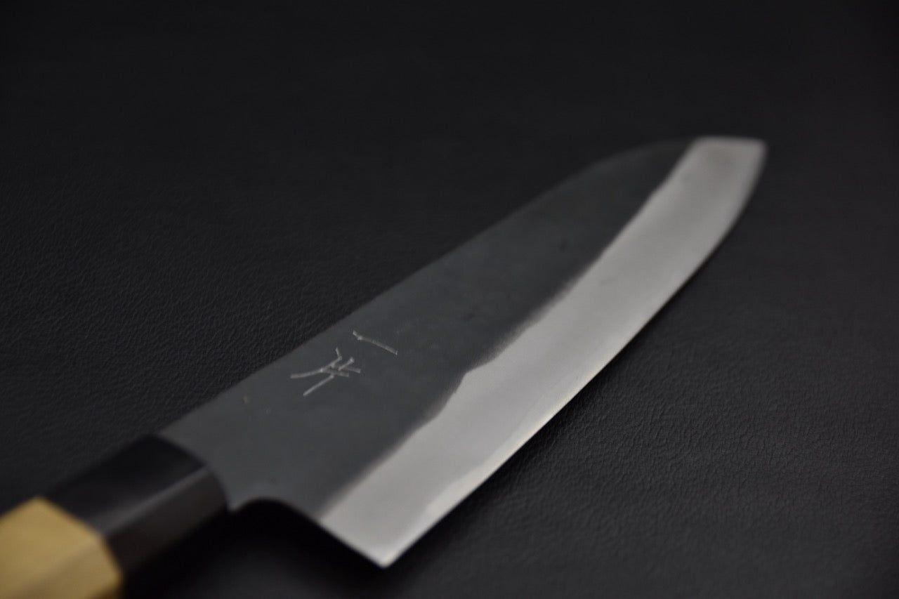 Couteau japonais Gyuto 210 mm — détail de la pointe et du biseau poli, finition kurouchi sur le dos