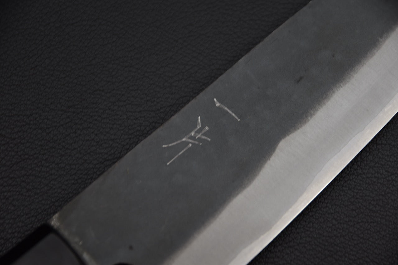 Couteau japonais Gyuto 210 mm — détail des kanji gravés sur le plat de lame, côté droit