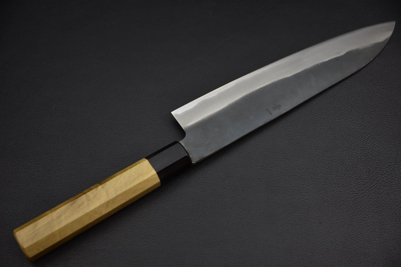 Couteau japonais Gyuto 210 mm — vue de profil côté gauche, ligne hagane et finition kurouchi visibles