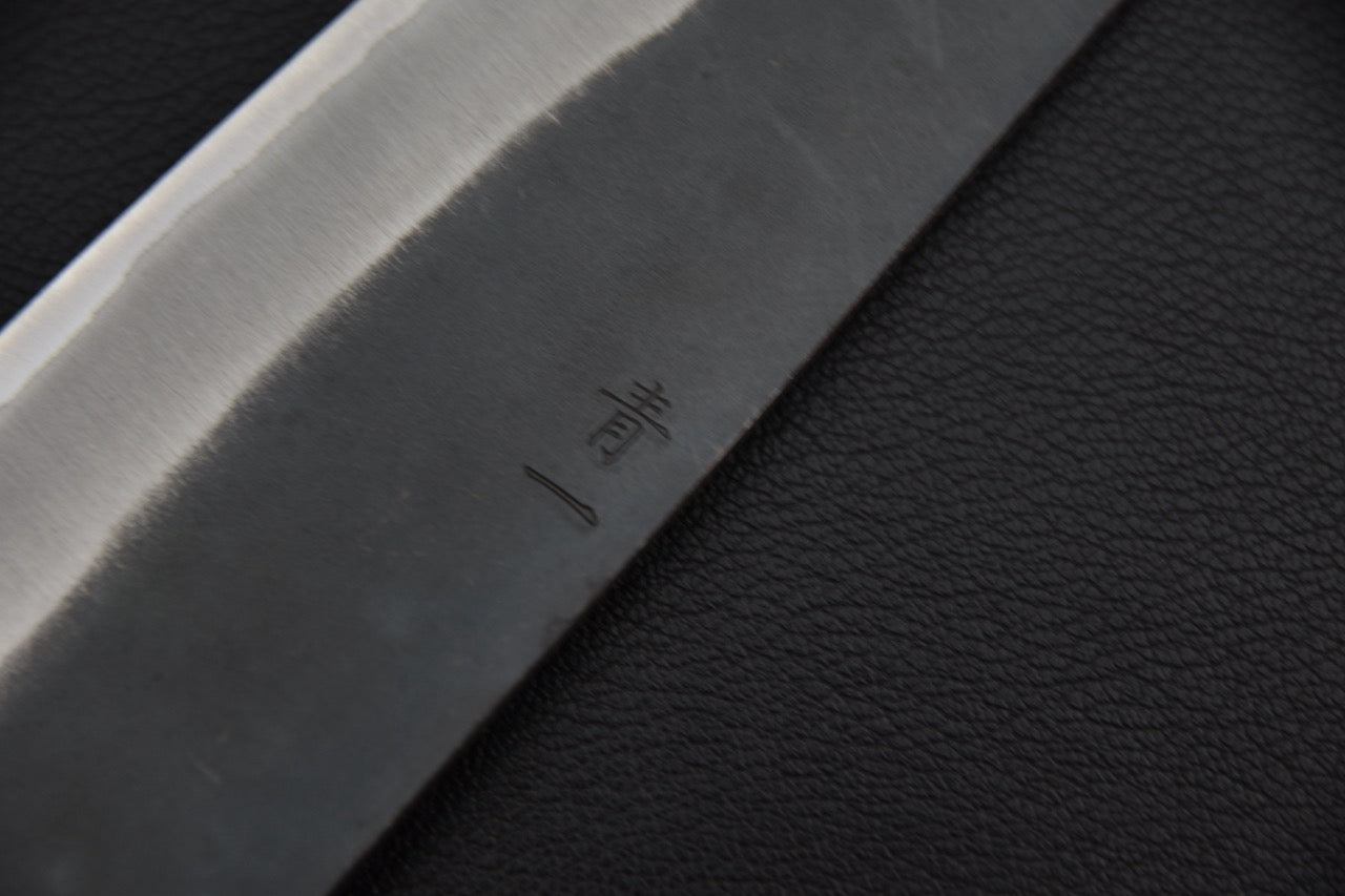 Couteau japonais Gyuto 210 mm — détail des kanji gravés, côté gauche de la lame