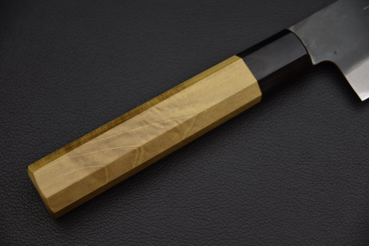 Couteau japonais Gyuto 210 mm — manche en noyer octogonal et bague en pakka wood, vue rapprochée