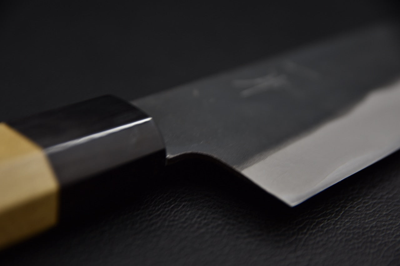 Couteau japonais Gyuto 210 mm — détail du talon de lame, bague en pakka wood et transition manche-lame