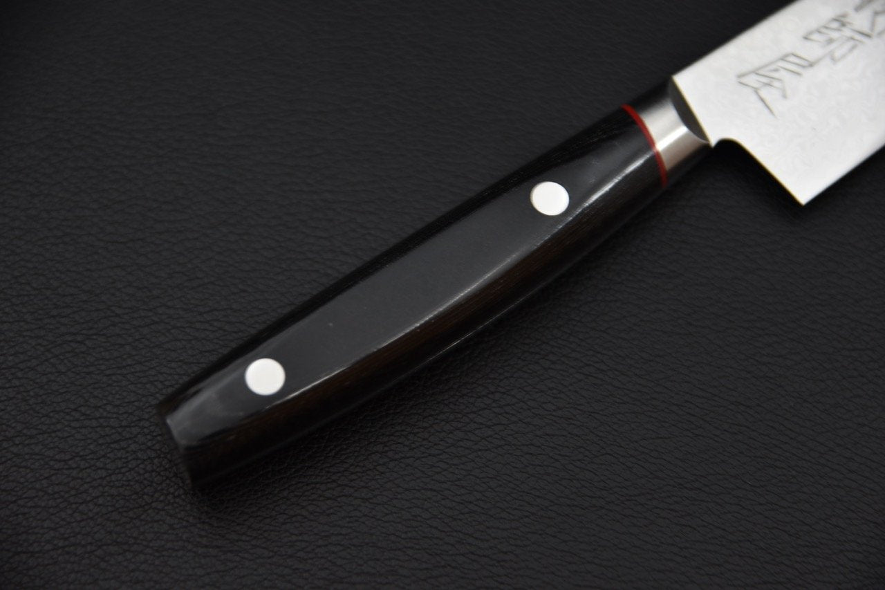 Poignée noire avec rivets métalliques sur fond noir