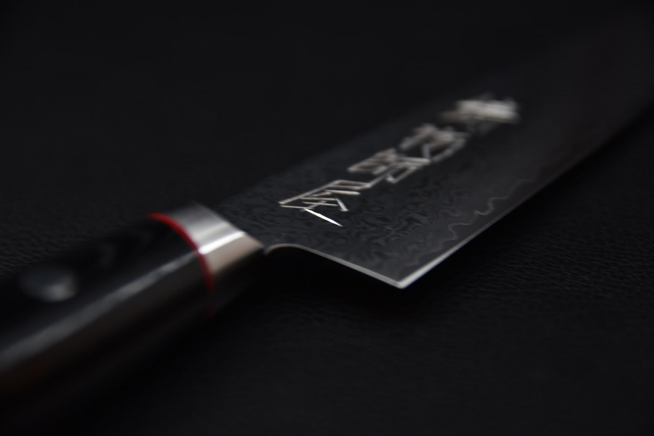 Couteau japonais avec lame damassée et inscriptions gravées