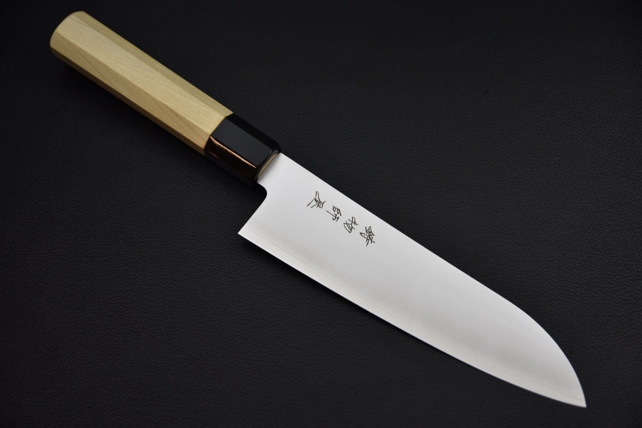 Hitohira santoku 180 mm VG-1 — vue complète, couteau japonais sur fond neutre