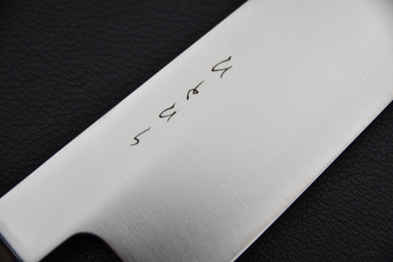 Hitohira gyuto 210 mm — kanji gravés sur la surface de lame, gros plan