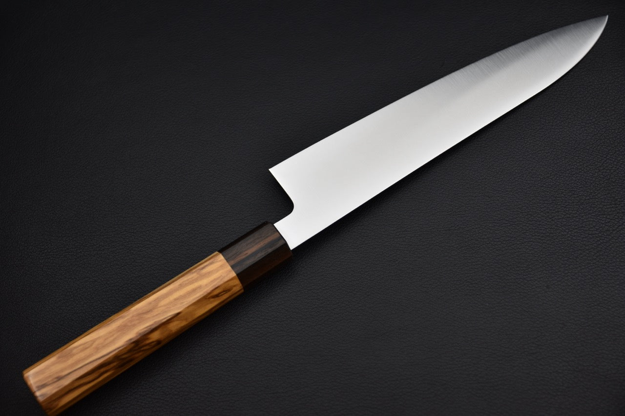 Hitohira gyuto 210 mm — vue d'ensemble côté virole, bois foncé et bois clair contrastés