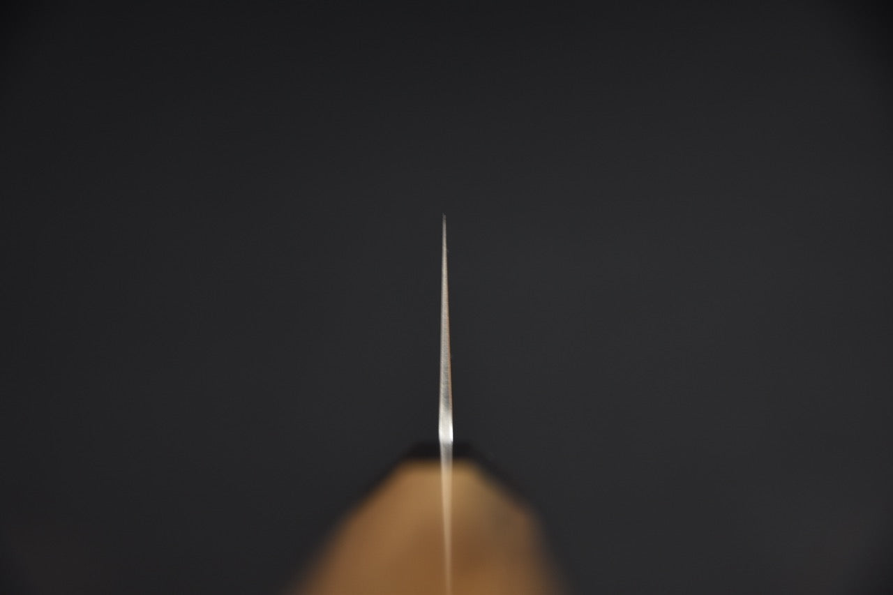 Hitohira gyuto 210 mm — vue de face depuis la pointe, épaisseur de lame