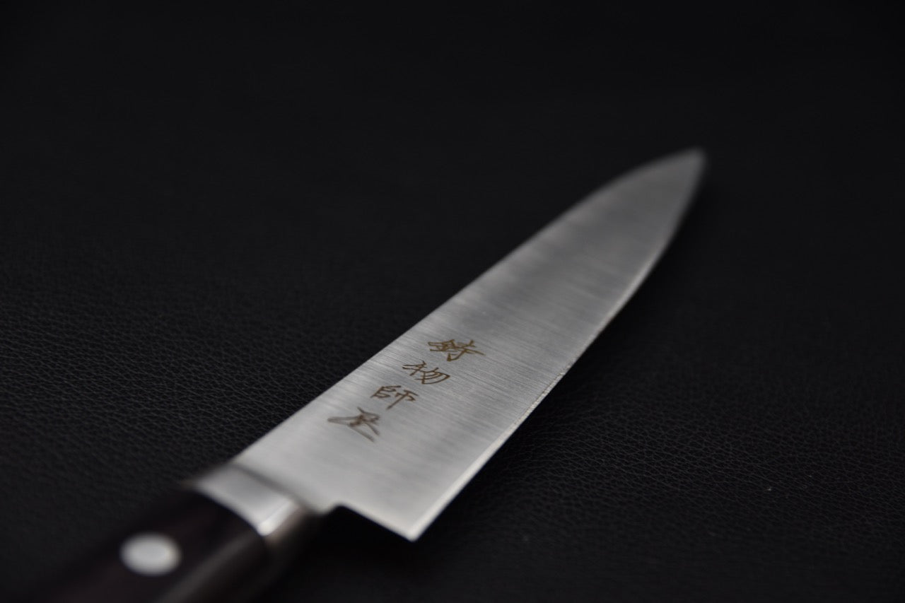 Couteau japonais avec inscriptions sur la lame