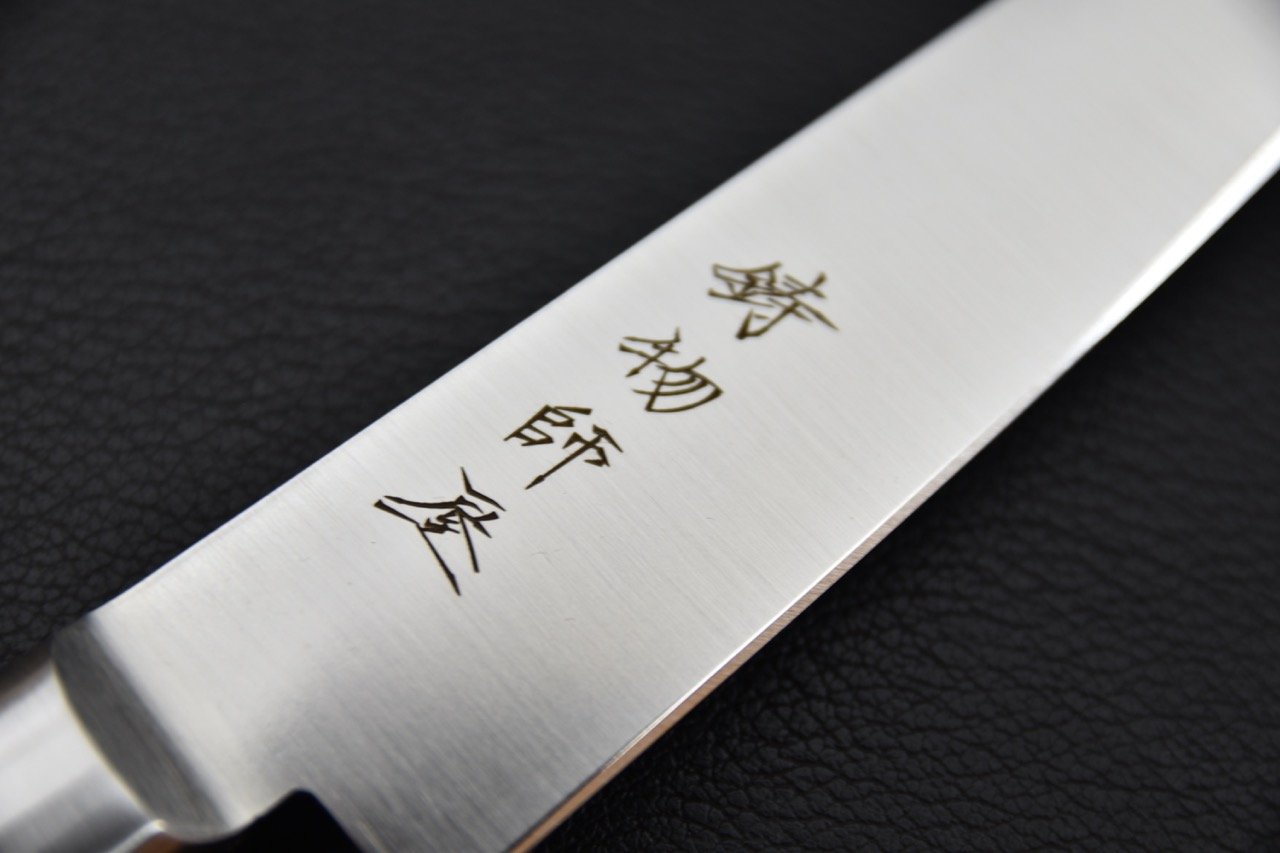 Lame de couteau japonais avec des inscriptions gravées