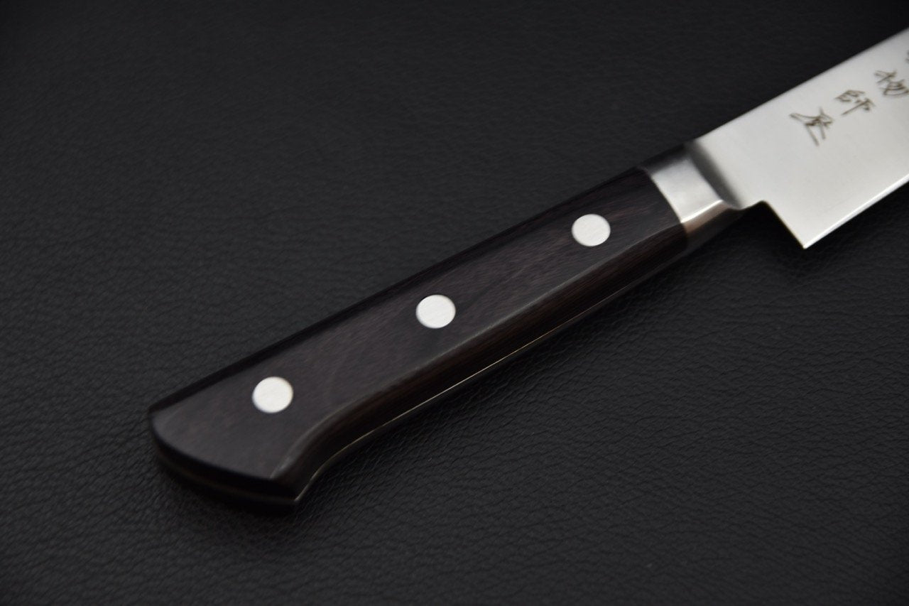 Poignée en bois sombre avec trois rivets métalliques