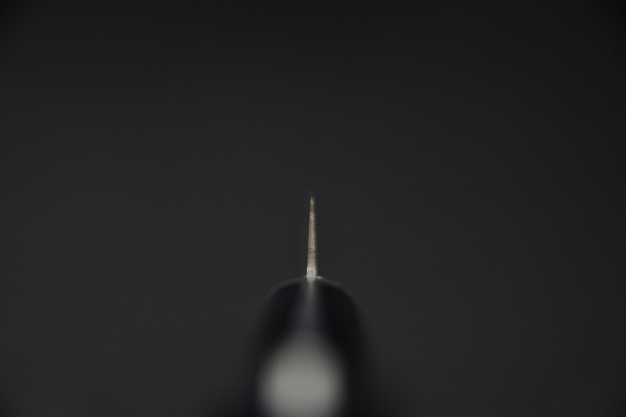 Couteau japonais vu de face sur fond noir