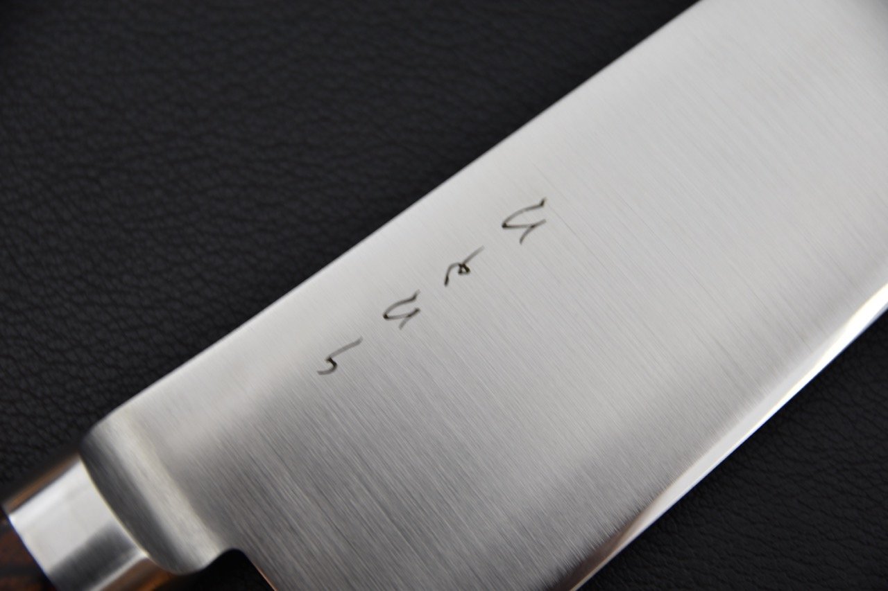 Couteau japonais avec inscriptions sur la lame métallique