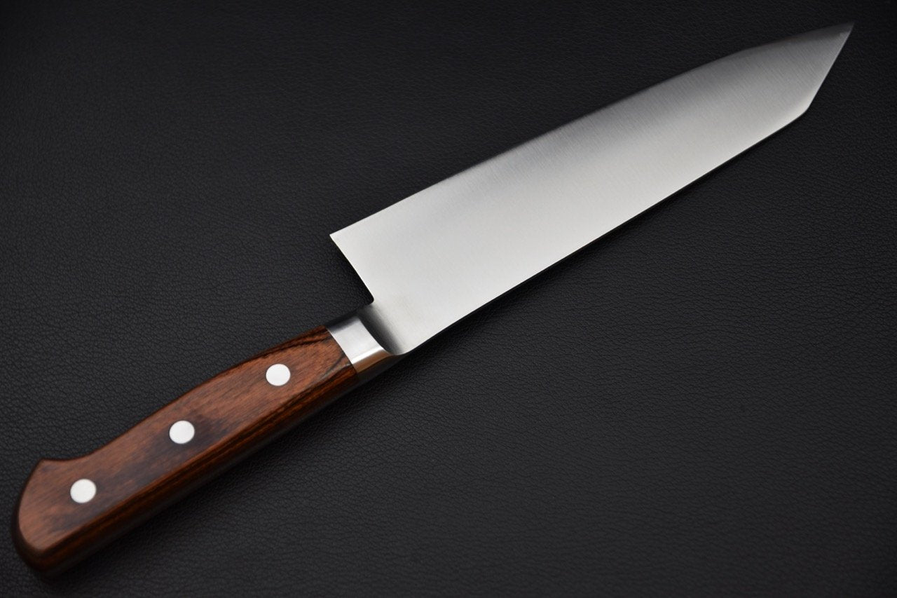 Couteau japonais avec manche en bois et lame brillante