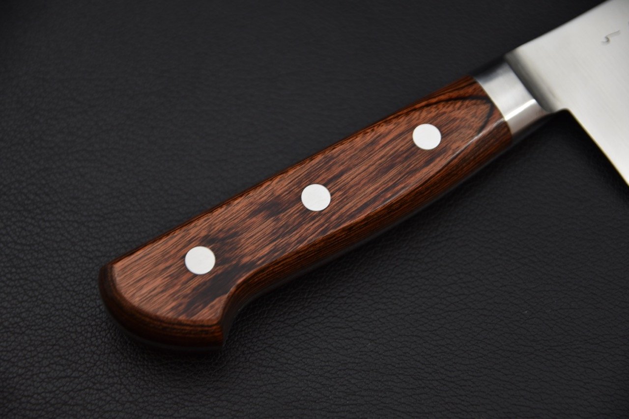 Poignée en bois d'un couteau japonais sur fond noir