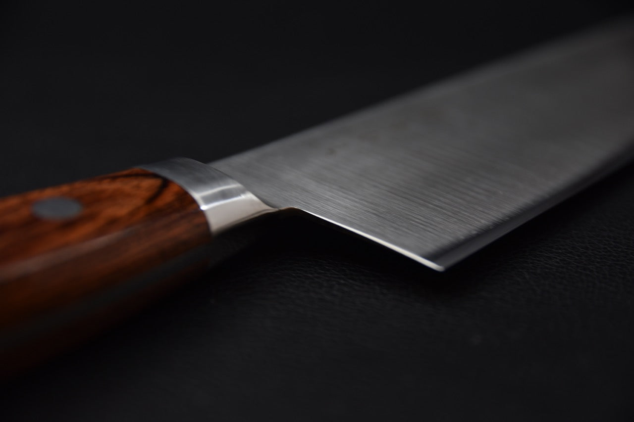 Couteau japonais avec manche en bois et lame métallique